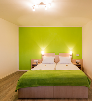 Urlaub auf dem Winzerhof in modernen Gästezimmern | Hofcafé Weingut Kurz | Heilbronn | HeilbronnerLand | © Hofcafé Kurz