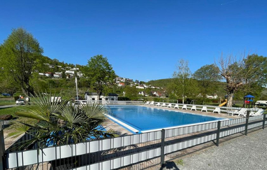 Blick auf ein Freibach mit Liegen. Um das Freibad stehen Bäume. Neckarzimmern im Odenwald. | © Wohnmobilstellplatz + Campingplatz CIMBRIA