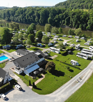 Blick auf einen Campingplatz mit einem Freibad und vielen Wohnmobilen. Im Hintergrund fließt ein Fluß (Neckar). Neckarzimmern im Odenwald | © Wohnmobilstellplatz + Campingplatz CIMBRIA