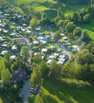 Luftbildaufnahme des Campingplatzes mit Stellplätzen und grünen Wiesen. | © Touristikgemeinschaft Hohenlohe e. V.  | Gemeinde Pfedelbach