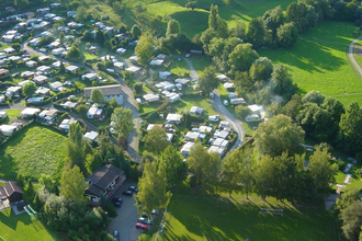Luftbildaufnahme des Campingplatzes mit Stellplätzen und grünen Wiesen. | © Touristikgemeinschaft Hohenlohe e. V.  | Gemeinde Pfedelbach