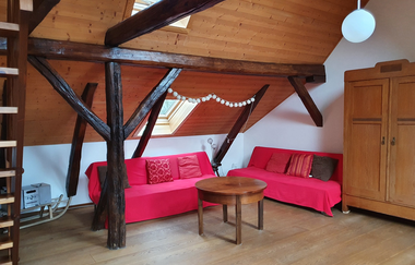 Sofacke im Dachgeschoss mit Holzbalken | © Touristikgemeinschaft Hohenlohe e. V.  | Klaus Schirmer