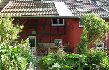Die überdachte Terrasse befindet sich im Erdgeschoss im Garten | © Touristikgemeinschaft Hohenlohe e. V. | Klaus Schirmer