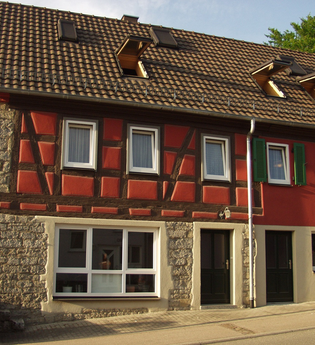 Das Fachwerkhaus von außen ist mit roter Farbe angestrichen | © Touristikgemeinschaft Hohenlohe e. V.  | Klaus Schirmer