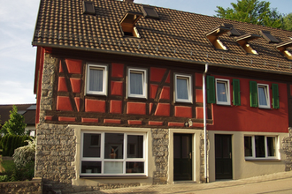 Das Fachwerkhaus von außen ist mit roter Farbe angestrichen | © Touristikgemeinschaft Hohenlohe e. V.  | Klaus Schirmer