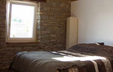 Eines der Schlafzimmer mit Doppelbett | © Touristikgemeinschaft Hohenlohe e. V.  | Klaus Schirmer