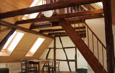 Der Wohnbereich mit Sitzecke hat eine luftige Raumhöhe | © Touristikgemeinschaft Hohenlohe e. V.  | Klaus Schirmer