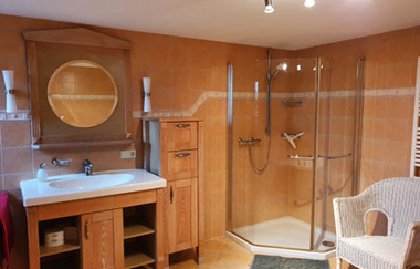 Im Bad gibt es eine bodengleiche Dusche und ein großes Waschbecken | © Touristikgemeinschaft Hohenlohe e. V.  | Klaus Schirmer