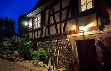 Die Fachwerkhütte beleuchtet | © Die Fachwerkhütte