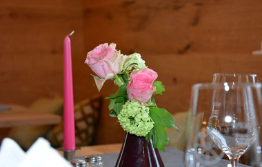 Eine Tischdekoration mit Rosen, Kerze und Gläsern | © Touristikgemeinschaft Hohenlohe e. V. | Die Krone am Fluss Landhotel