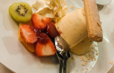 Krokant-Desser mit Früchten auf einem Teller | © Touristikgemeinschaft Hohenlohe e. V.  | Thomas Rathay