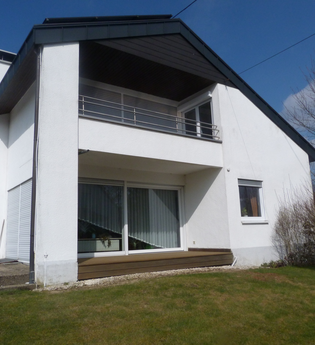 Der überdachte Balkon liegt im Obergeschoss | © Touristikgemeinschaft Hohenlohe e. V. | Familie Hübel