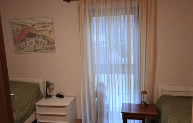 Im Zimmer stehen zwei Einzelbetten mit Tischchen | © Touristikgemeinschaft Hohenlohe e. V.