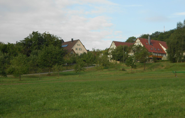 Der Wendischenhof liegt idyllisch von Wiesen umgeben | © Touristikgemeinschaft Hohenlohe e. V.