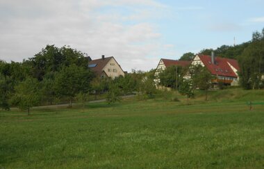 Der Wendischenhof liegt idyllisch von Wiesen umgeben | © Touristikgemeinschaft Hohenlohe e. V.
