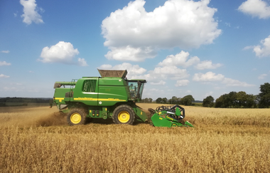 Ein Mähdrescher schneidet Korn auf einem Acker | © Touristikgemeinschaft Hohenlohe e. V.  | Ferienbauernhof Wendischenhof