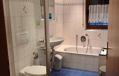 Im Badezimmer gibt es eine Dusche, Badewanne und ein WC | © Touristikgemeinschaft Hohenlohe e. V.