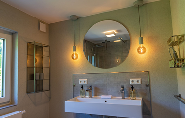 Modernes Badezimmer des Ferienhauses Naturton mit Doppelwaschtisch | © Hohenlohe Schwäbisch Hall