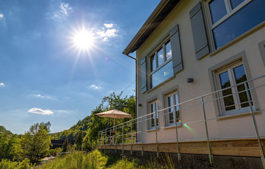 Holzterrassen mit Ausblick in das Brettachtal beim Ferienhaus Naturton | © Hohenlohe Schwäbisch Hall