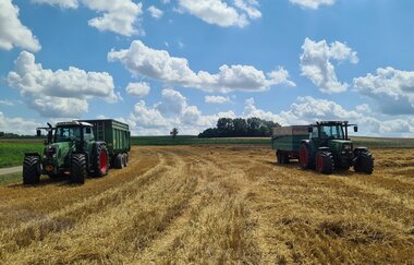 zwei arbeitende Traktoren auf einem Feld | © S. Carle | Ferienhof Carle