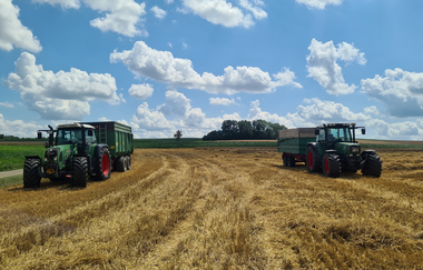 zwei arbeitende Traktoren auf einem Feld | © S. Carle | Ferienhof Carle