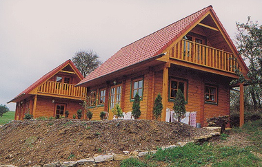 Die zwei Blockhäuser sind aus Holz gebaut und stehen nebeneinander | © Touristikgemeinschaft Hohenlohe e. V. | Ferienhof Hettinger