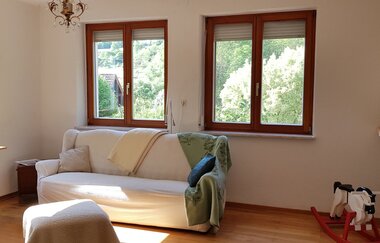 Blick ins Wohnzimmer mit Couch und TV | © Touristikgemeinschaft Hohenlohe e. V. | Ferienhof Ilse