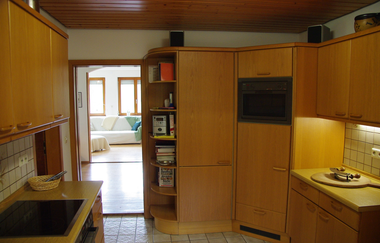 Die Einbauküche mit Schränken und Kochfeld | © Touristikgemeinschaft Hohenlohe e. V. | Ferienhof Ilse