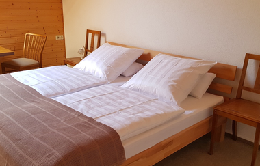 Doppelbett mit Sitzmöglichkeit | © Touristikgemeinschaft Hohenlohe e. V. | Ferienhof Ilse