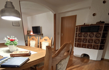 Essecke mit Kachelofen | © Touristikgemeinschaft Hohenlohe e. V. | Ferienhof Ilse