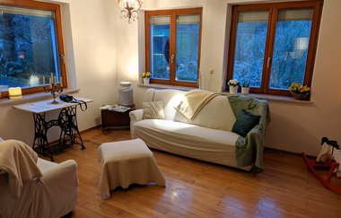 Das Wohnzimmer mit Couch | © Touristikgemeinschaft Hohenlohe e. V. | Ferienhof Ilse