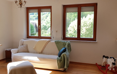 Blick ins Wohnzimmer mit Couch und TV | © Touristikgemeinschaft Hohenlohe e. V. | Ferienhof Ilse