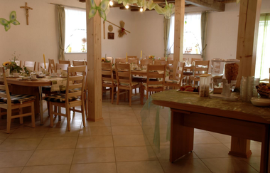 Die Stube ist rustikal mit Holztischen und Stühlen eingerichtet. | © Touristikgemeinschaft Hohenlohe e. V.  | Ferienhof Marina