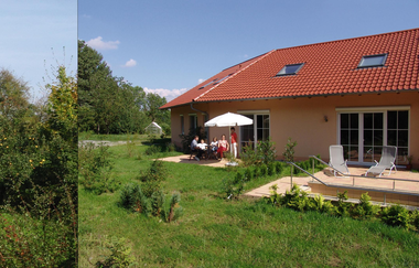 Einfamilienhaus mit rotem Ziegeldach, Terrasse mit Sonnenschirm und Garten mit Rasen | © Ferienhof Schwab