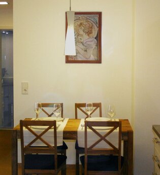 Essecke in der Ferienwohnung mit Tisch und vier Stühlen | © Touristikgemeinschaft Hohenlohe e. V.  | Ferienwohnung am Kocherhang