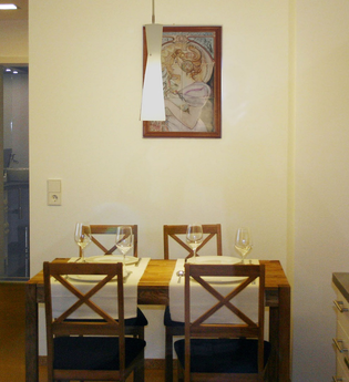 Essecke in der Ferienwohnung mit Tisch und vier Stühlen | © Touristikgemeinschaft Hohenlohe e. V.  | Ferienwohnung am Kocherhang