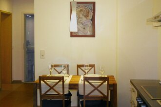 Essecke in der Ferienwohnung mit Tisch und vier Stühlen | © Touristikgemeinschaft Hohenlohe e. V.  | Ferienwohnung am Kocherhang