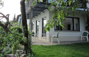 Die Terrasse ist teilweise überdacht | © Touristikgemeinschaft Hohenlohe e. V. | Ferienwohnung am Kocherhang