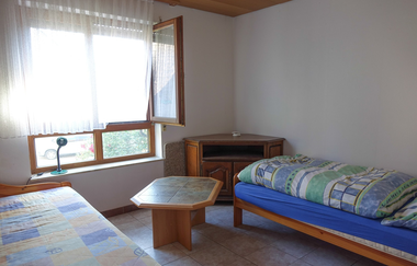 Schlafraum mit zwei Betten, einem kleinen Holzschrank und ein Holztischerienwohnung Andrea in Brackenheim-Dürrenzimmern | © Neckar-Zaber-Tourismus e.V.