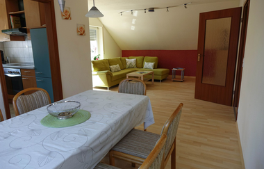 Wohn und Esszimmer mit Esstisch und Stühlen und Couch | © Neckar-Zaber-Tourismus e.V.