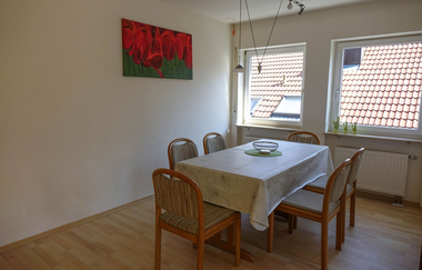Esszimmer mit Tisch und sechs Stühlen | © Neckar-Zaber-Tourismus e.V.
