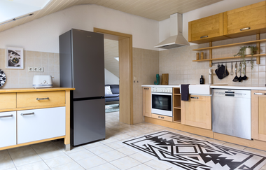 Große Küche mit großem Kühlschrank, Backofen und Spülmaschine, viele Holzschränke und Schubladen | © Neckar-Zaber-Tourismus e.V.