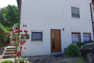 Außenansicht der Ferienwohnung: weißes Gebäude mit Fenstern und Holztüre | © Neckar-Zaber-Tourismus e.V.