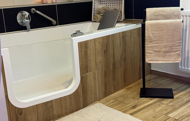Modernes Bad mit Badewanne und Einstieghilfe | © Block