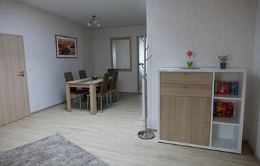 Esstisch mit fünf Stühlen und Schrank | © Neckar-Zaber-Tourismus e.V.