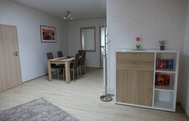 Esstisch mit fünf Stühlen und Schrank | © Neckar-Zaber-Tourismus e.V.