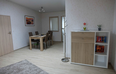 Esstisch mit fünf Stühlen und Schrank | © Neckar-Zaber-Tourismus e.V.