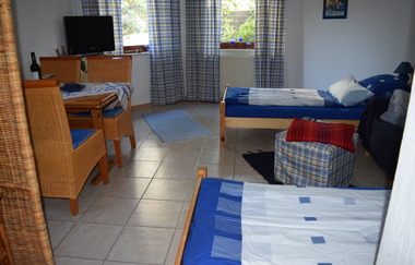 Zimmer mit zwei Betten und Tisch und 4 Stühlen | © Neckar-Zaber-Tourismus e.V.