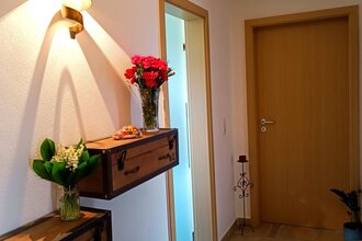 Aufnahme des Flurs mit Eingangstüre, Glastüre und hölzernen Regalkisten | © Neckar-Zaber-Tourismus e.V.