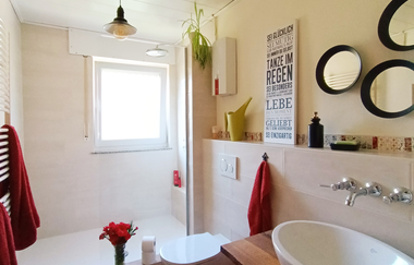 Badezimmer der Ferienwohnung Casa del norte: Toilette, Waschbecken und eine große Dusche | © Neckar-Zaber-Tourismus e.V.
